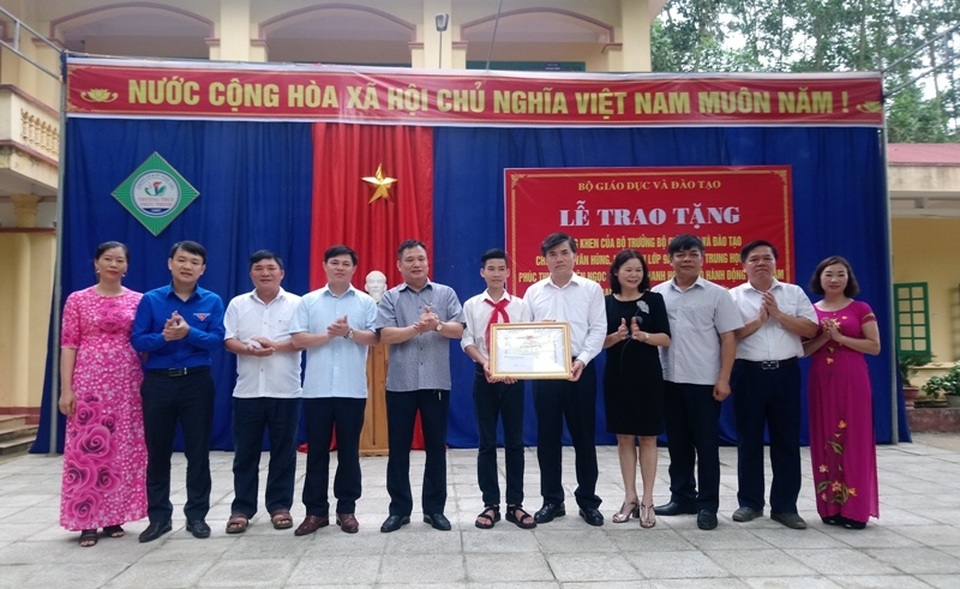 Trao Bằng khen của Bộ trưởng Bộ GDĐT đến nam sinh lớp 9 cứu 3 học sinh khỏi đuối nước - 1 Trao Bằng khen của Bộ trưởng Bộ GDĐT đến nam sinh lớp 9 cứu 3 học sinh khỏi đuối nước - 1