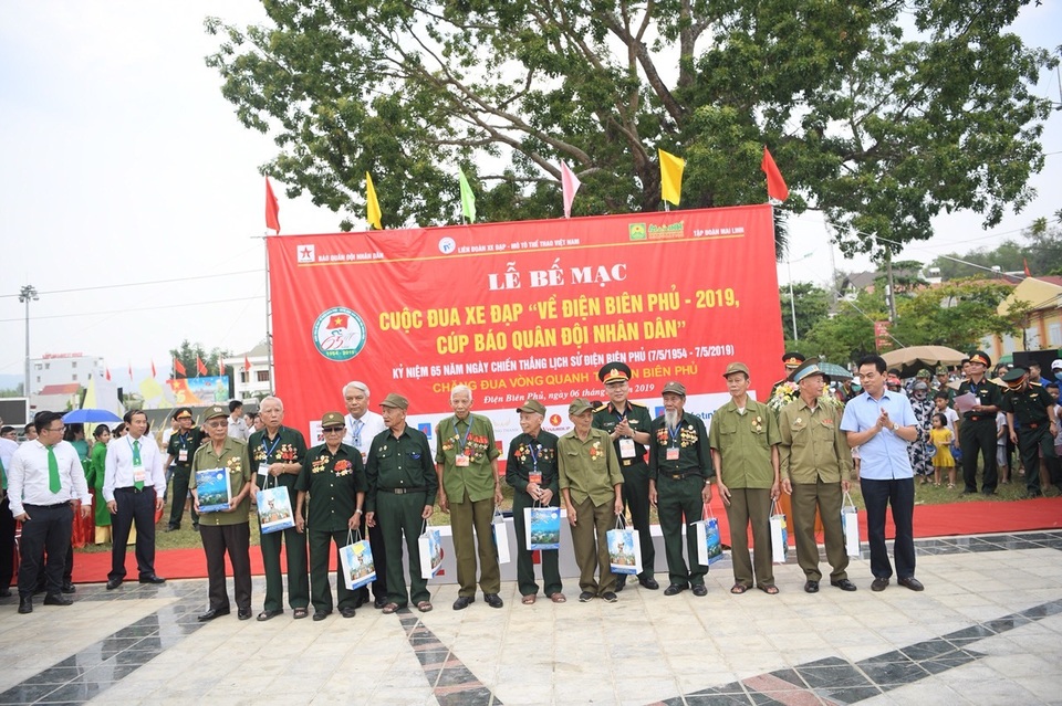 Quỹ Vòng tay đồng đội tiếp tục trao 200 triệu đồng giúp đỡ học sinh nghèo tỉnh Điện Biên - 9 Quỹ Vòng tay đồng đội tiếp tục trao 200 triệu đồng giúp đỡ học sinh nghèo tỉnh Điện Biên - 9