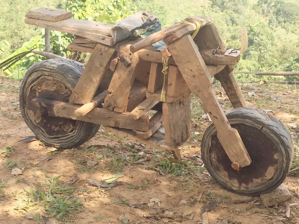 Lạ mắt chiếc xe “siêu độc” của cậu bé lớp 3 người Vân Kiều - 5 Lạ mắt chiếc xe “siêu độc” của cậu bé lớp 3 người Vân Kiều - 5