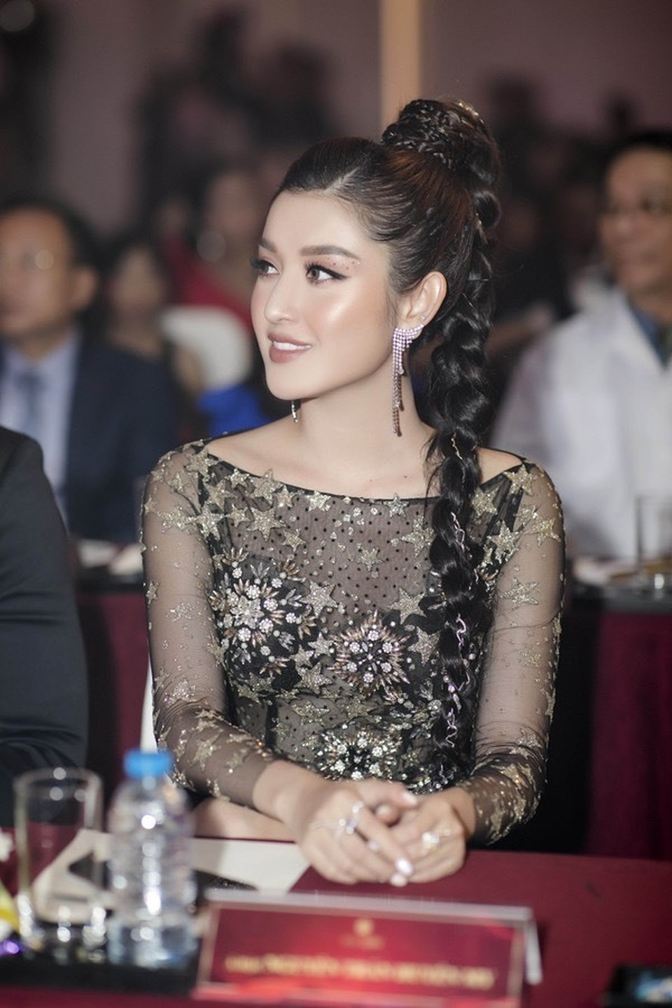 Huyền My than “muốn trẹo cổ” khi gắn 2kg... xích lên tóc - 2