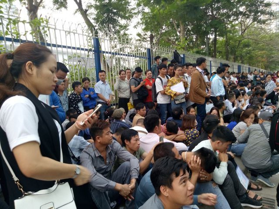 Người dân trật tự xếp hàng làm visa Hàn Quốc, “cò mồi” hết đất làm ăn - 15 Người dân trật tự xếp hàng làm visa Hàn Quốc, “cò mồi” hết đất làm ăn - 15