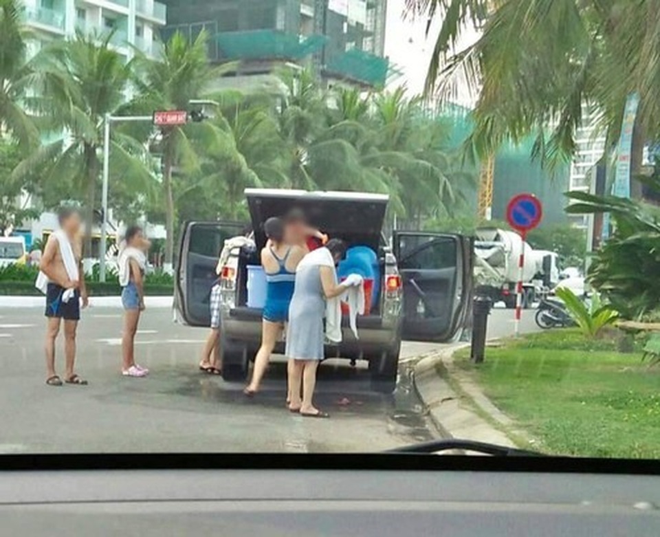 BQL bãi biển Sơn Trà nói gì về việc một gia đình dừng xe tắm tráng giữa đường? - 1 BQL bãi biển Sơn Trà nói gì về việc một gia đình dừng xe tắm tráng giữa đường? - 1