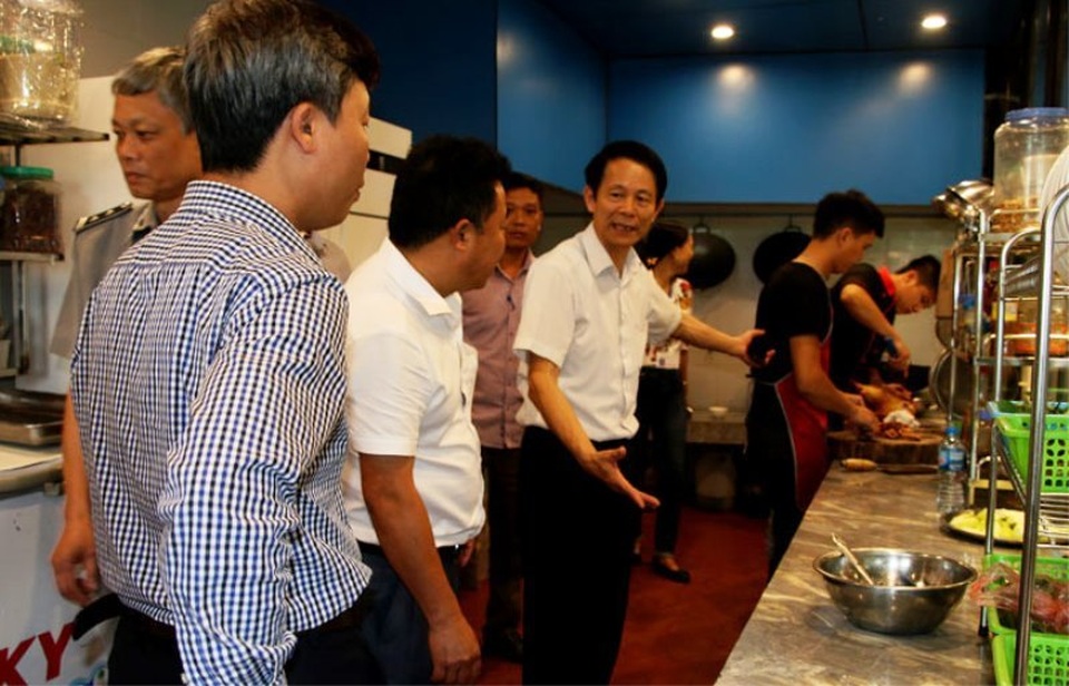 Kiểm tra 100% cơ sở kinh doanh dịch vụ ăn uống chuẩn bị Đại lễ Vesak - 1 Kiểm tra 100% cơ sở kinh doanh dịch vụ ăn uống chuẩn bị Đại lễ Vesak - 1
