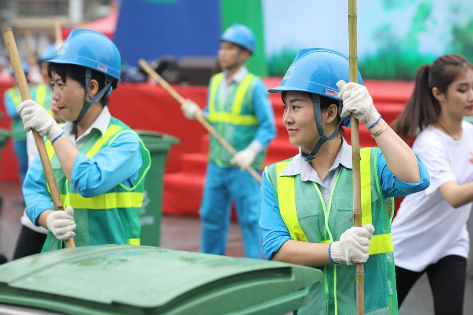 Siêu mẫu Hồng Quế gợi cảm trình diễn kêu gọi bảo vệ môi trường không rác thải - 12 Siêu mẫu Hồng Quế gợi cảm trình diễn kêu gọi bảo vệ môi trường không rác thải - 12