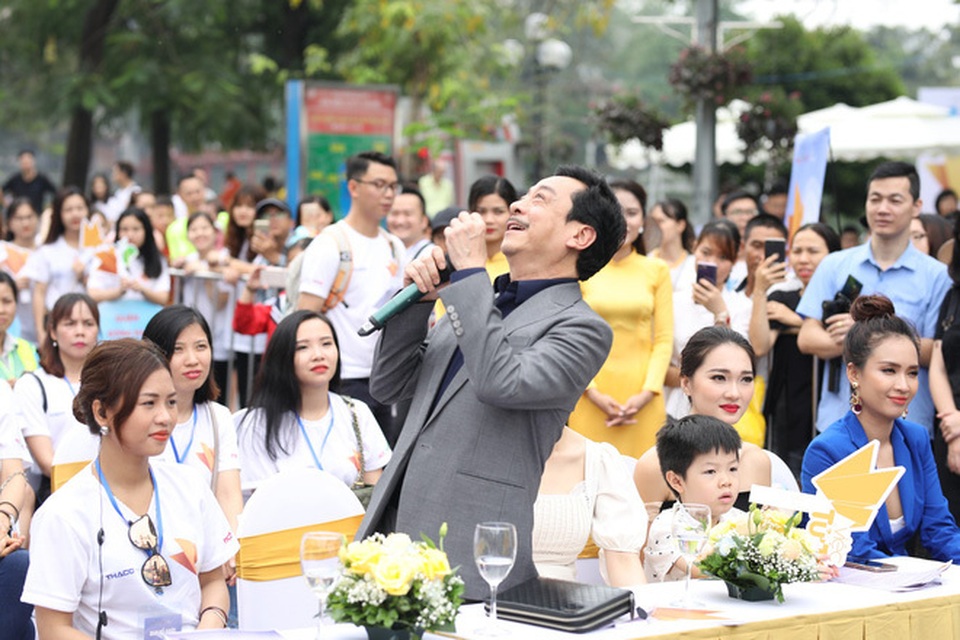 Siêu mẫu Hồng Quế gợi cảm trình diễn kêu gọi bảo vệ môi trường không rác thải - 7 Siêu mẫu Hồng Quế gợi cảm trình diễn kêu gọi bảo vệ môi trường không rác thải - 7