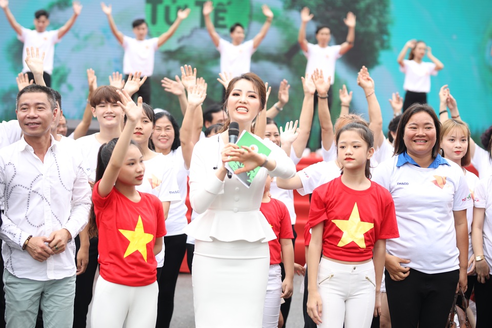 Siêu mẫu Hồng Quế gợi cảm trình diễn kêu gọi bảo vệ môi trường không rác thải - 9 Siêu mẫu Hồng Quế gợi cảm trình diễn kêu gọi bảo vệ môi trường không rác thải - 9