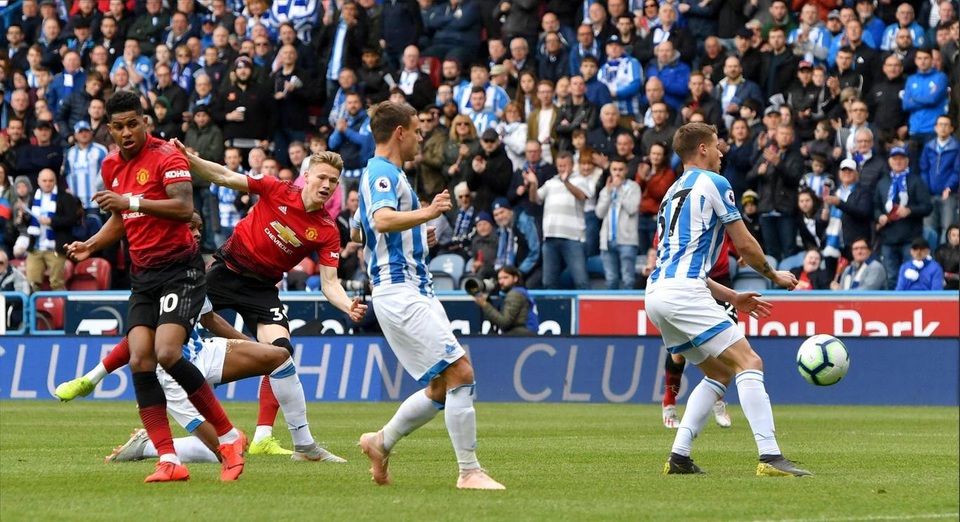 Những khoảnh khắc tệ hại của Man Utd trước Huddersfield - 3