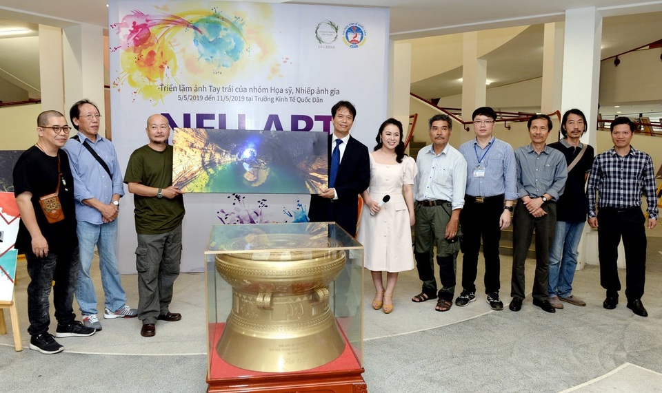 Triển lãm ảnh nghệ thuật “Tay trái” tại trường ĐH Kinh tế quốc dân - 1 Triển lãm ảnh nghệ thuật “Tay trái” tại trường ĐH Kinh tế quốc dân - 1