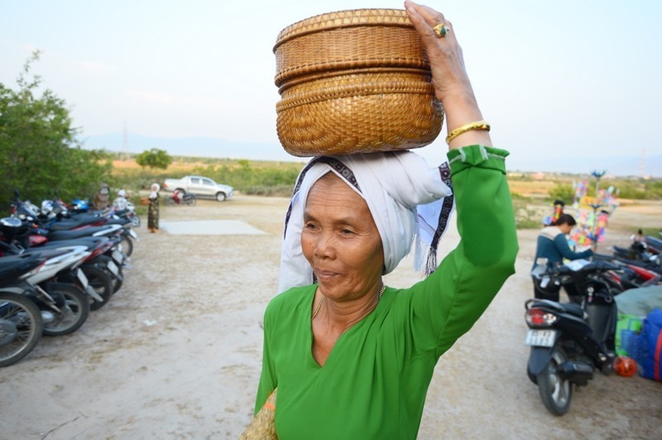 Đặc sắc lễ tảo mộ trong ngày hội Ramưwan của người Chăm - 3 Đặc sắc lễ tảo mộ trong ngày hội Ramưwan của người Chăm - 3