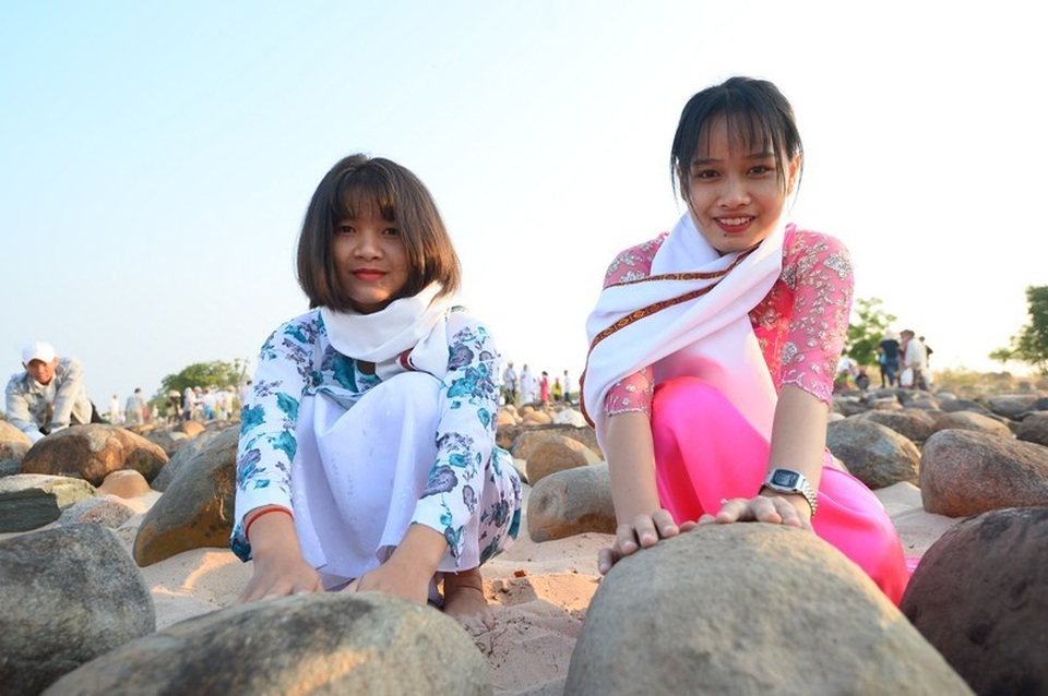 Đặc sắc lễ tảo mộ trong ngày hội Ramưwan của người Chăm - 10 Đặc sắc lễ tảo mộ trong ngày hội Ramưwan của người Chăm - 10