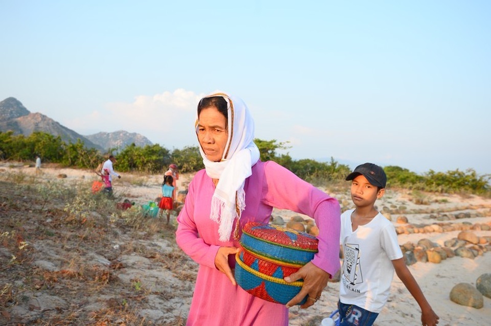 Đặc sắc lễ tảo mộ trong ngày hội Ramưwan của người Chăm - 4 Đặc sắc lễ tảo mộ trong ngày hội Ramưwan của người Chăm - 4