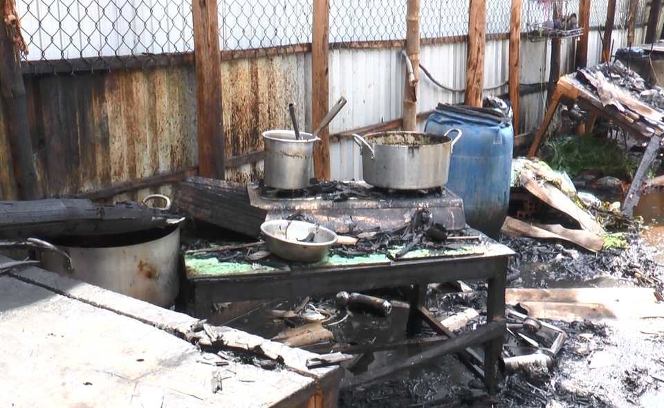 5 căn nhà cháy rụi nghi do nổ bình gas - 6 5 căn nhà cháy rụi nghi do nổ bình gas - 6