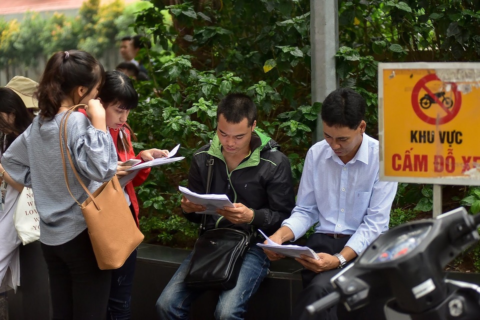 Người dân trật tự xếp hàng làm visa Hàn Quốc, “cò mồi” hết đất làm ăn - 13 Người dân trật tự xếp hàng làm visa Hàn Quốc, “cò mồi” hết đất làm ăn - 13