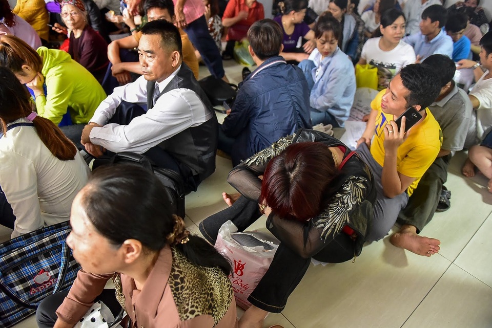 Người dân trật tự xếp hàng làm visa Hàn Quốc, “cò mồi” hết đất làm ăn - 9 Người dân trật tự xếp hàng làm visa Hàn Quốc, “cò mồi” hết đất làm ăn - 9