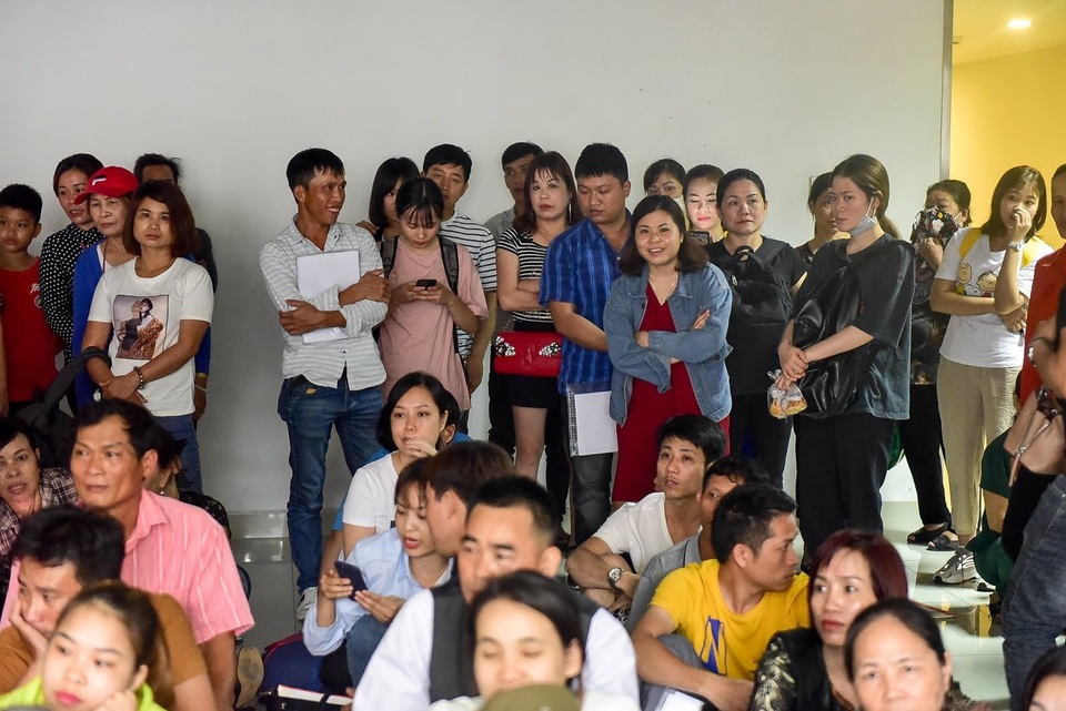 Người dân trật tự xếp hàng làm visa Hàn Quốc, “cò mồi” hết đất làm ăn - 8 Người dân trật tự xếp hàng làm visa Hàn Quốc, “cò mồi” hết đất làm ăn - 8