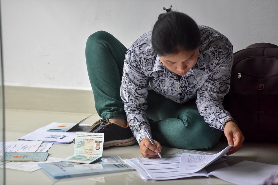 Người dân trật tự xếp hàng làm visa Hàn Quốc, “cò mồi” hết đất làm ăn - 12 Người dân trật tự xếp hàng làm visa Hàn Quốc, “cò mồi” hết đất làm ăn - 12