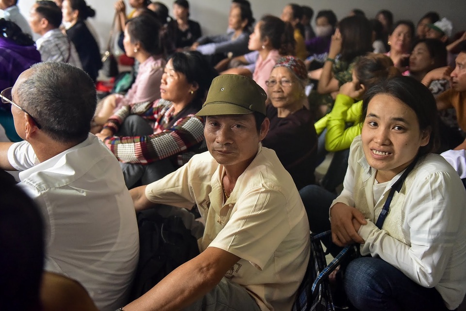 Người dân trật tự xếp hàng làm visa Hàn Quốc, “cò mồi” hết đất làm ăn - 7 Người dân trật tự xếp hàng làm visa Hàn Quốc, “cò mồi” hết đất làm ăn - 7