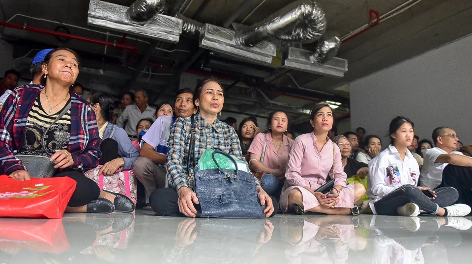 Người dân trật tự xếp hàng làm visa Hàn Quốc, “cò mồi” hết đất làm ăn - 6 Người dân trật tự xếp hàng làm visa Hàn Quốc, “cò mồi” hết đất làm ăn - 6