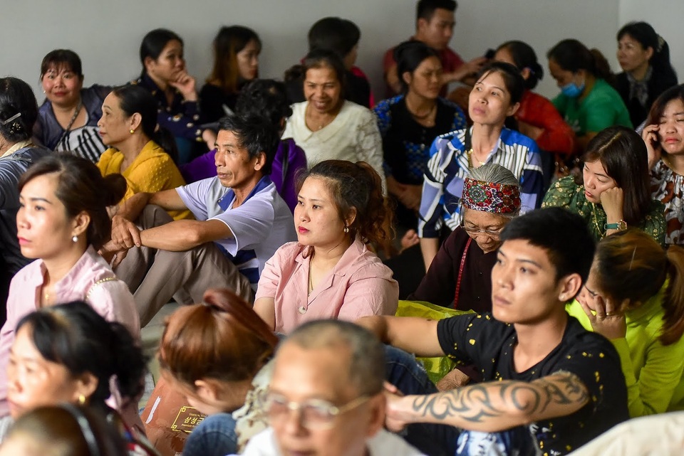 Người dân trật tự xếp hàng làm visa Hàn Quốc, “cò mồi” hết đất làm ăn - 5 Người dân trật tự xếp hàng làm visa Hàn Quốc, “cò mồi” hết đất làm ăn - 5