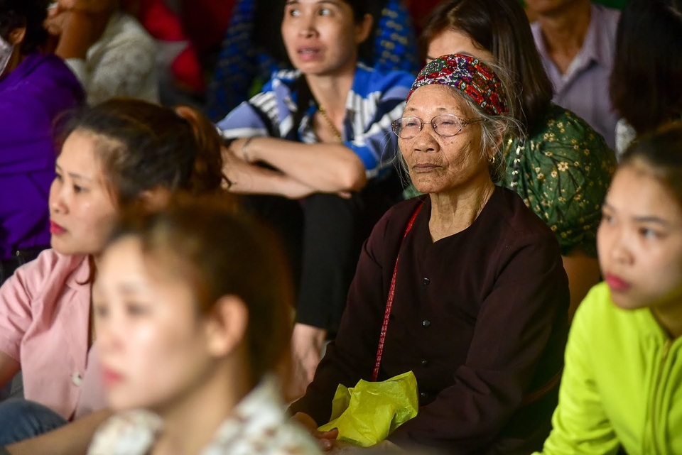 Người dân trật tự xếp hàng làm visa Hàn Quốc, “cò mồi” hết đất làm ăn - 10 Người dân trật tự xếp hàng làm visa Hàn Quốc, “cò mồi” hết đất làm ăn - 10