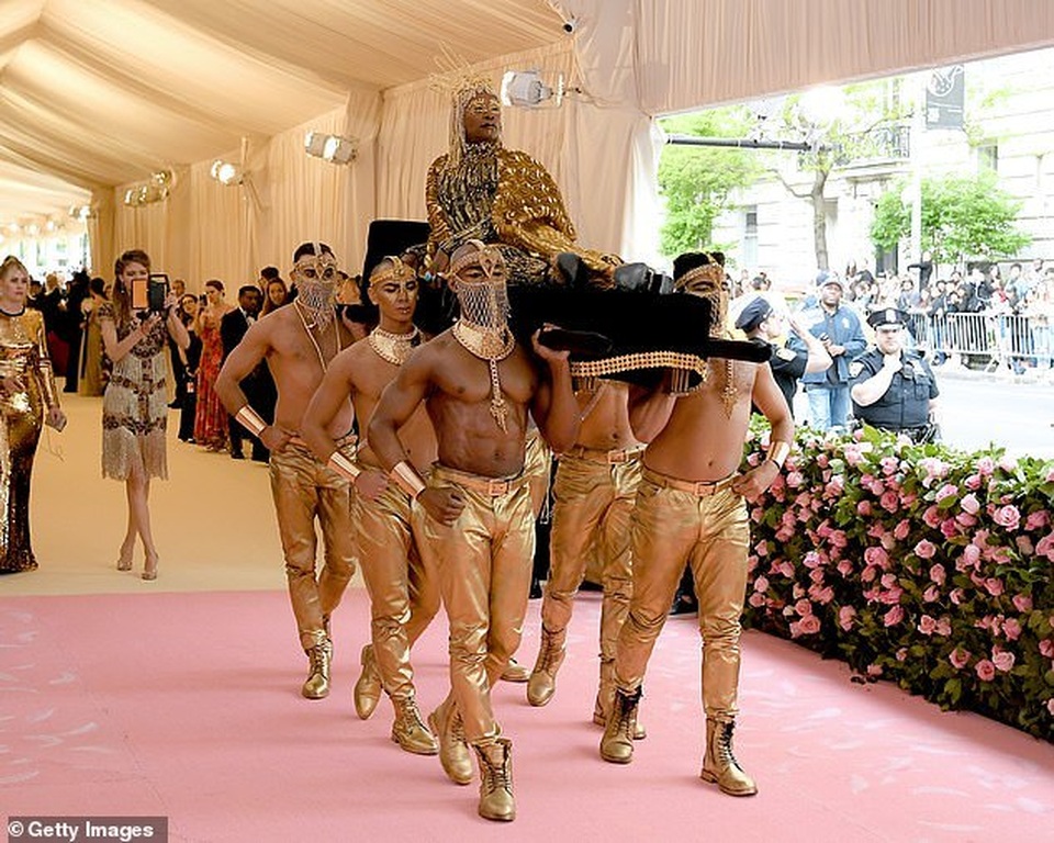Sao nam hóa nữ hoàng Cleopatra dự Met gala - 1 Sao nam hóa nữ hoàng Cleopatra dự Met gala - 1