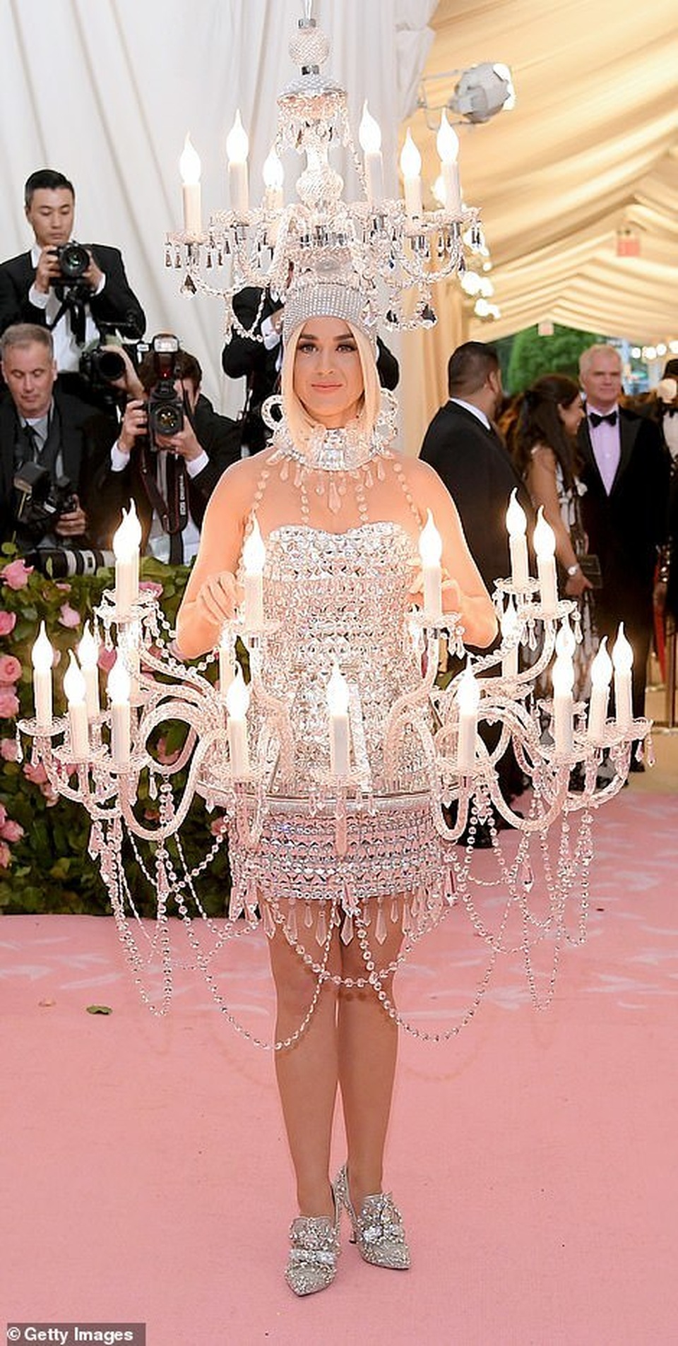 Katy Perry mặc đèn chùm dự Met gala - 5 Katy Perry mặc đèn chùm dự Met gala - 5