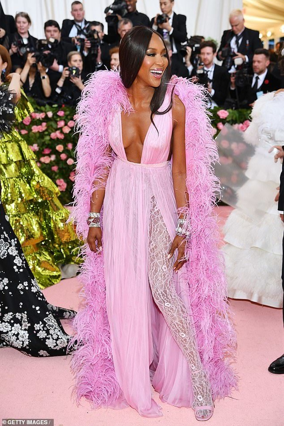 Naomi Campbell hóa đóa hoa tím quyến rũ - 2 Naomi Campbell hóa đóa hoa tím quyến rũ - 2