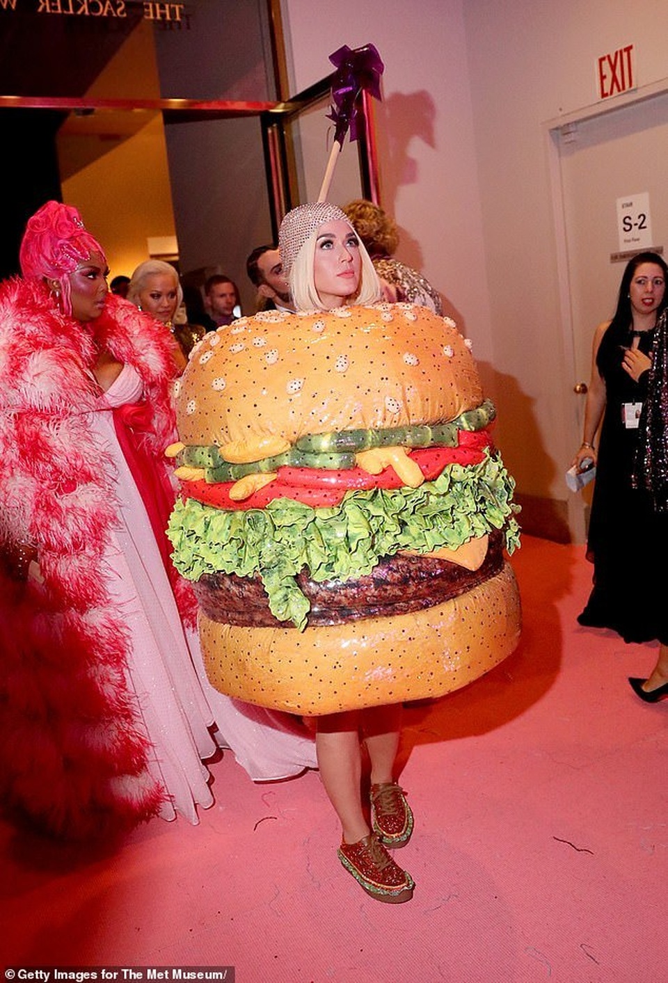 Hết mặc đèn chùm, Katy Perry lại mặc... bánh hamburger - 1 Hết mặc đèn chùm, Katy Perry lại mặc... bánh hamburger - 1