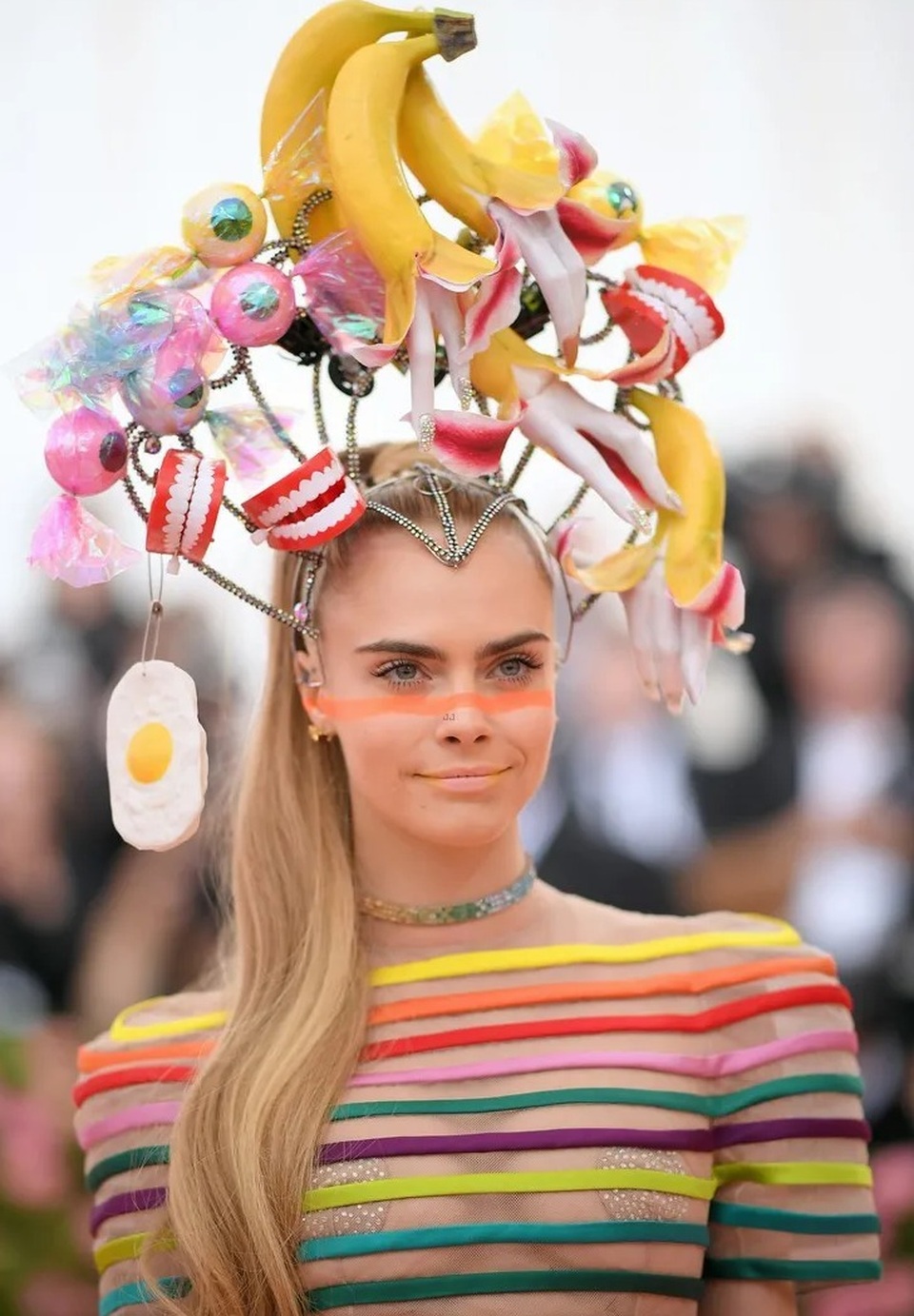 Cara Delevingne đội mũ gắn răng giả, vỏ chuối, trứng ốp dự Met gala - 5 Cara Delevingne đội mũ gắn răng giả, vỏ chuối, trứng ốp dự Met gala - 5