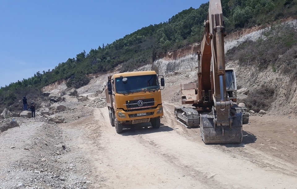 UBND tỉnh Bình Định chỉ đạo, huyện họp “nóng” vụ núi Mò O bị xẻ thịt! - 1 UBND tỉnh Bình Định chỉ đạo, huyện họp “nóng” vụ núi Mò O bị xẻ thịt! - 1