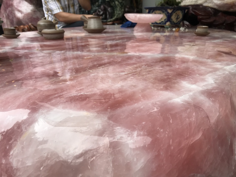 Sững sờ trước vẻ đẹp của bộ bàn ghế đá thạch anh hồng, chỉ đại gia mới dám chơi - 2 Sững sờ trước vẻ đẹp của bộ bàn ghế đá thạch anh hồng, chỉ đại gia mới dám chơi - 2