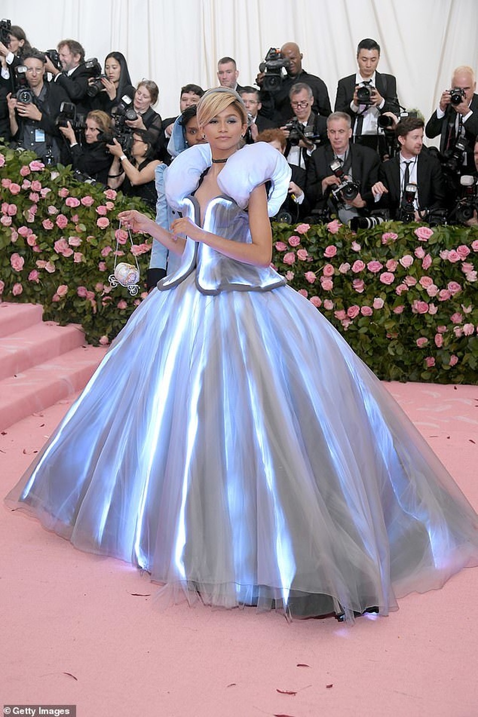 Zendaya mặc váy đổi màu hóa thành Lọ Lem trên thảm đỏ Met gala - 5 Zendaya mặc váy đổi màu hóa thành Lọ Lem trên thảm đỏ Met gala - 5