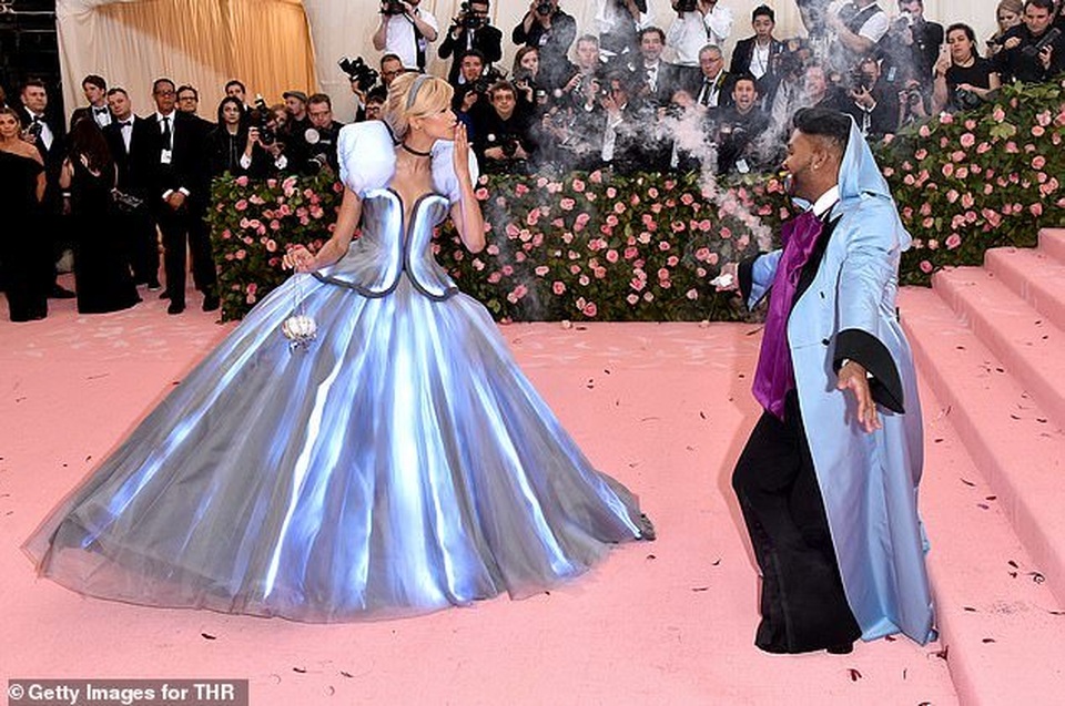 Zendaya mặc váy đổi màu hóa thành Lọ Lem trên thảm đỏ Met gala - 2 Zendaya mặc váy đổi màu hóa thành Lọ Lem trên thảm đỏ Met gala - 2