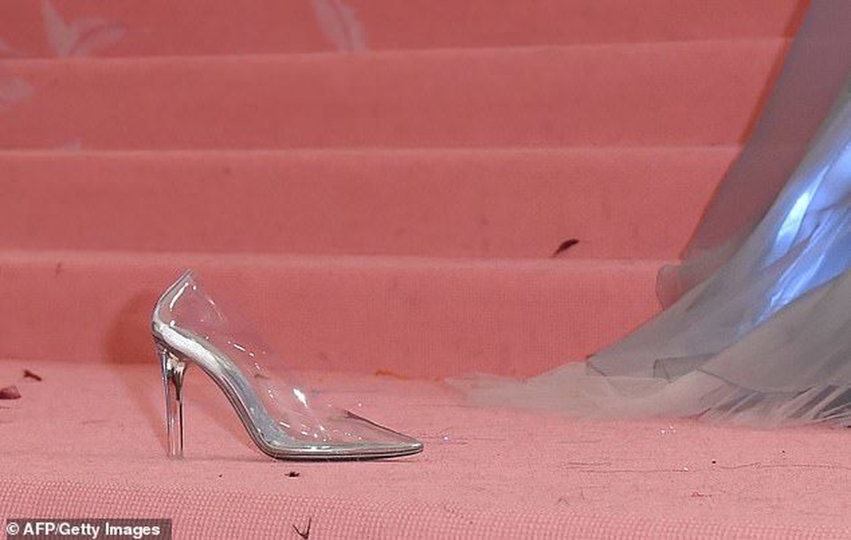 Zendaya mặc váy đổi màu hóa thành Lọ Lem trên thảm đỏ Met gala - 4 Zendaya mặc váy đổi màu hóa thành Lọ Lem trên thảm đỏ Met gala - 4