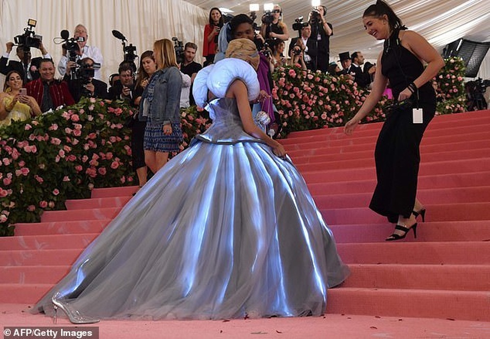 Zendaya mặc váy đổi màu hóa thành Lọ Lem trên thảm đỏ Met gala - 3 Zendaya mặc váy đổi màu hóa thành Lọ Lem trên thảm đỏ Met gala - 3