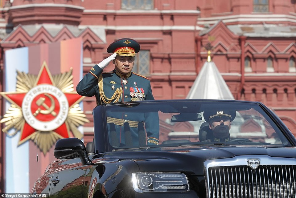 Cận cảnh dàn limousine được mệnh danh “Rolls-Royce mui trần” của nước Nga - 5 Cận cảnh dàn limousine được mệnh danh “Rolls-Royce mui trần” của nước Nga - 5