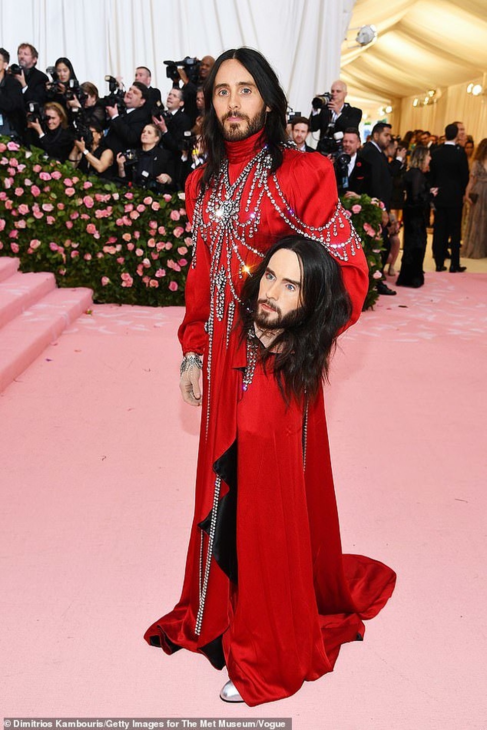Jared Leto gây sốc khi mang tượng đầu người dự Met gala - 4 Jared Leto gây sốc khi mang tượng đầu người dự Met gala - 4