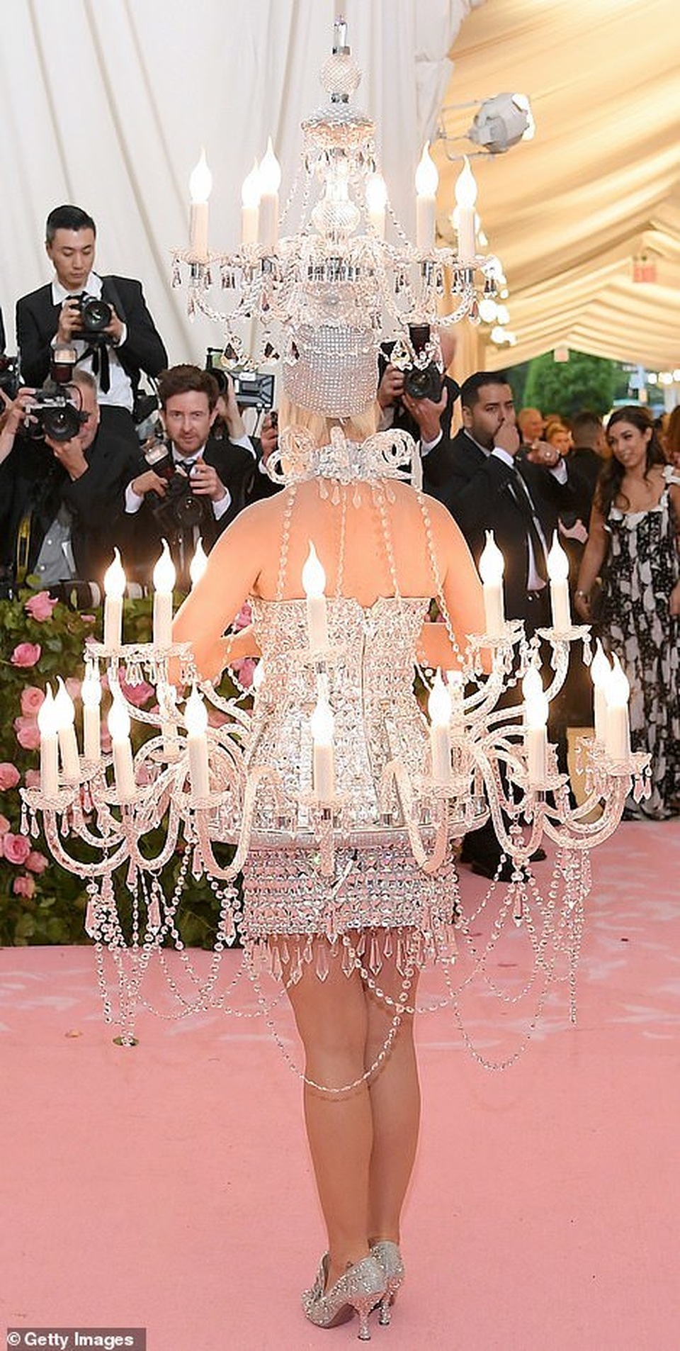 Katy Perry mặc đèn chùm dự Met gala - 4 Katy Perry mặc đèn chùm dự Met gala - 4