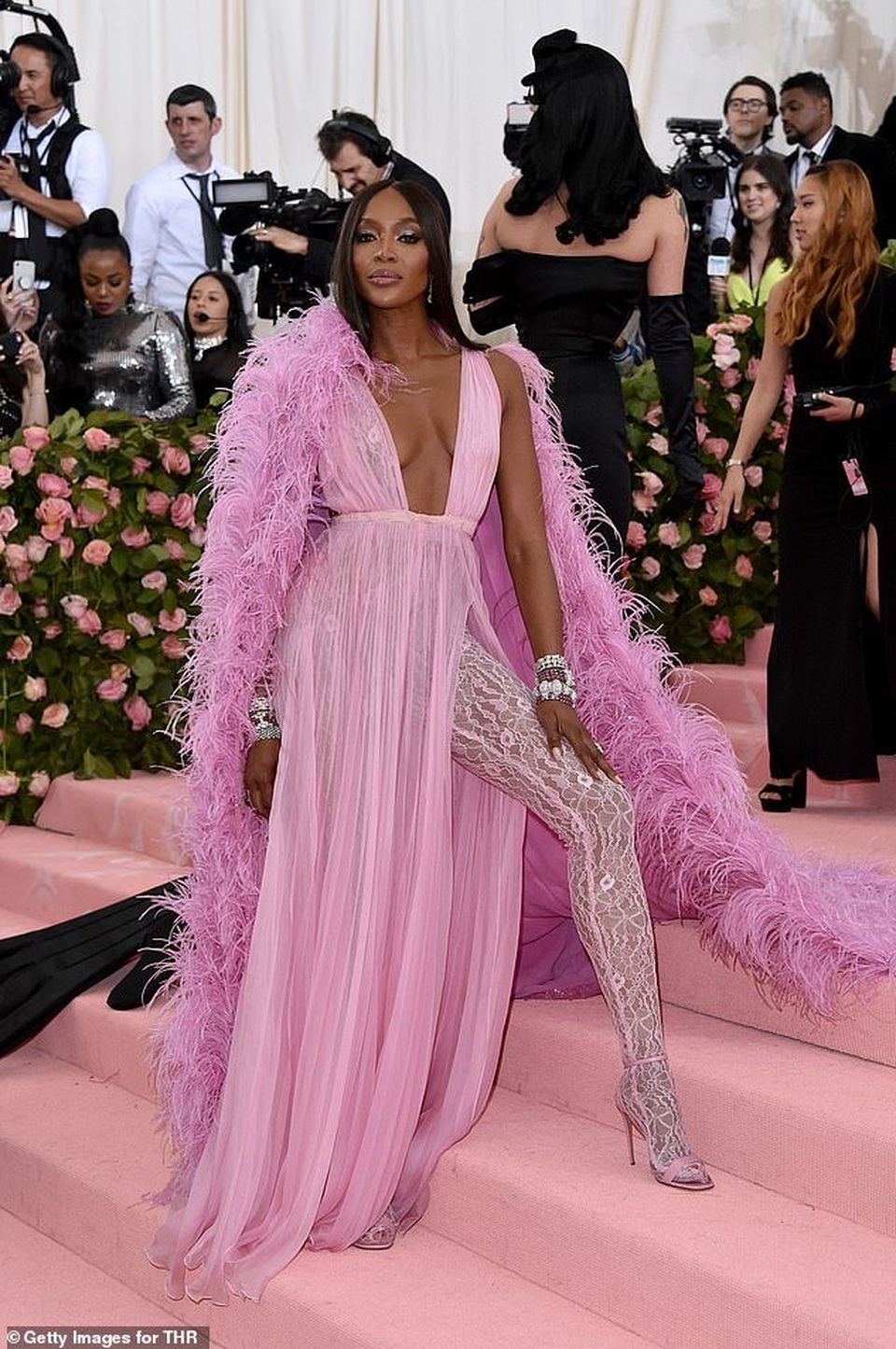 Naomi Campbell hóa đóa hoa tím quyến rũ - 1 Naomi Campbell hóa đóa hoa tím quyến rũ - 1