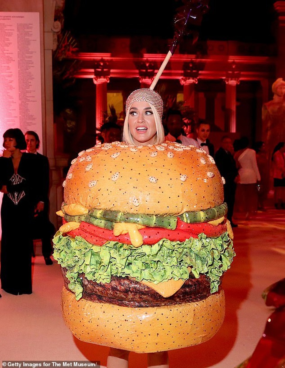 Hết mặc đèn chùm, Katy Perry lại mặc... bánh hamburger - 4 Hết mặc đèn chùm, Katy Perry lại mặc... bánh hamburger - 4