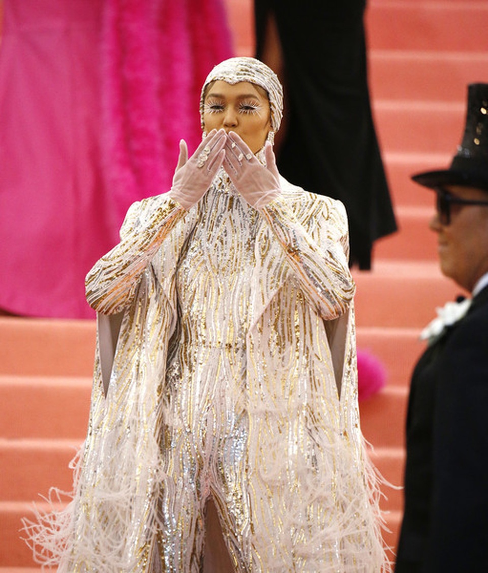 Cara Delevingne đội mũ gắn răng giả, vỏ chuối, trứng ốp dự Met gala - 6 Cara Delevingne đội mũ gắn răng giả, vỏ chuối, trứng ốp dự Met gala - 6