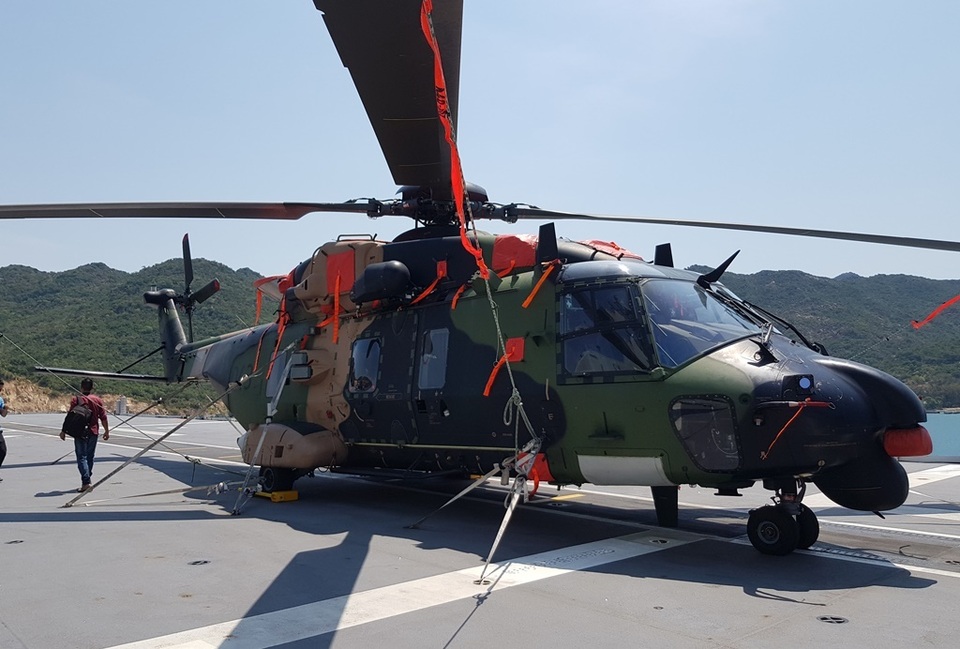 Dàn trực thăng hiện đại trên tàu đổ bộ lớn nhất Hải quân Úc đang ở Cam Ranh - 4 Dàn trực thăng hiện đại trên tàu đổ bộ lớn nhất Hải quân Úc đang ở Cam Ranh - 4