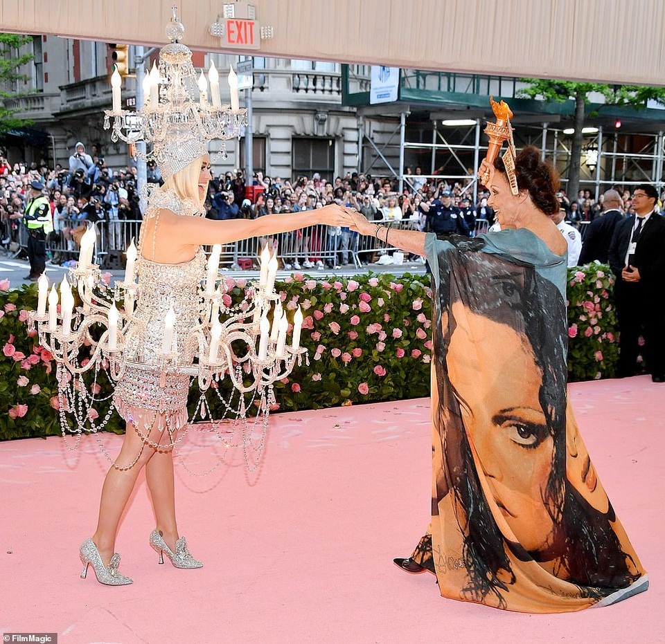 Katy Perry mặc đèn chùm dự Met gala - 3 Katy Perry mặc đèn chùm dự Met gala - 3