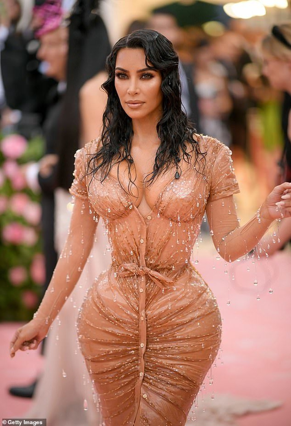 Choáng với eo siêu nhỏ của Kim Kardashian - 1