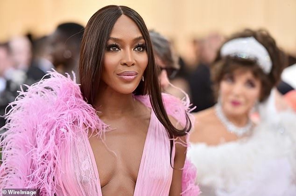 Naomi Campbell hóa đóa hoa tím quyến rũ - 5 Naomi Campbell hóa đóa hoa tím quyến rũ - 5