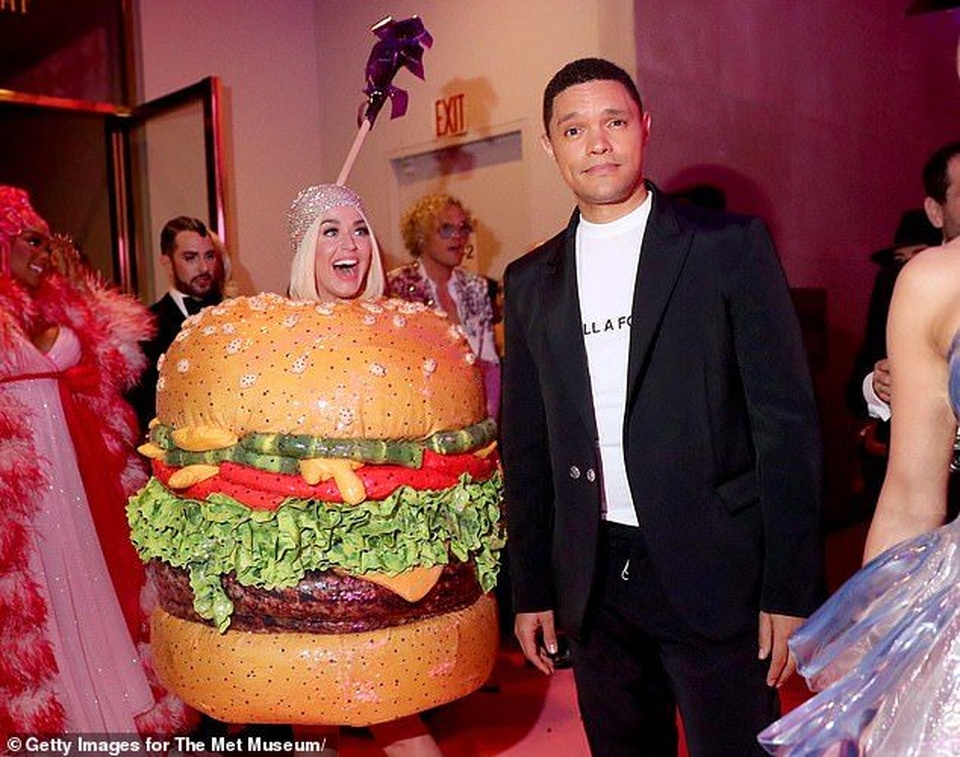Hết mặc đèn chùm, Katy Perry lại mặc... bánh hamburger - 5 Hết mặc đèn chùm, Katy Perry lại mặc... bánh hamburger - 5