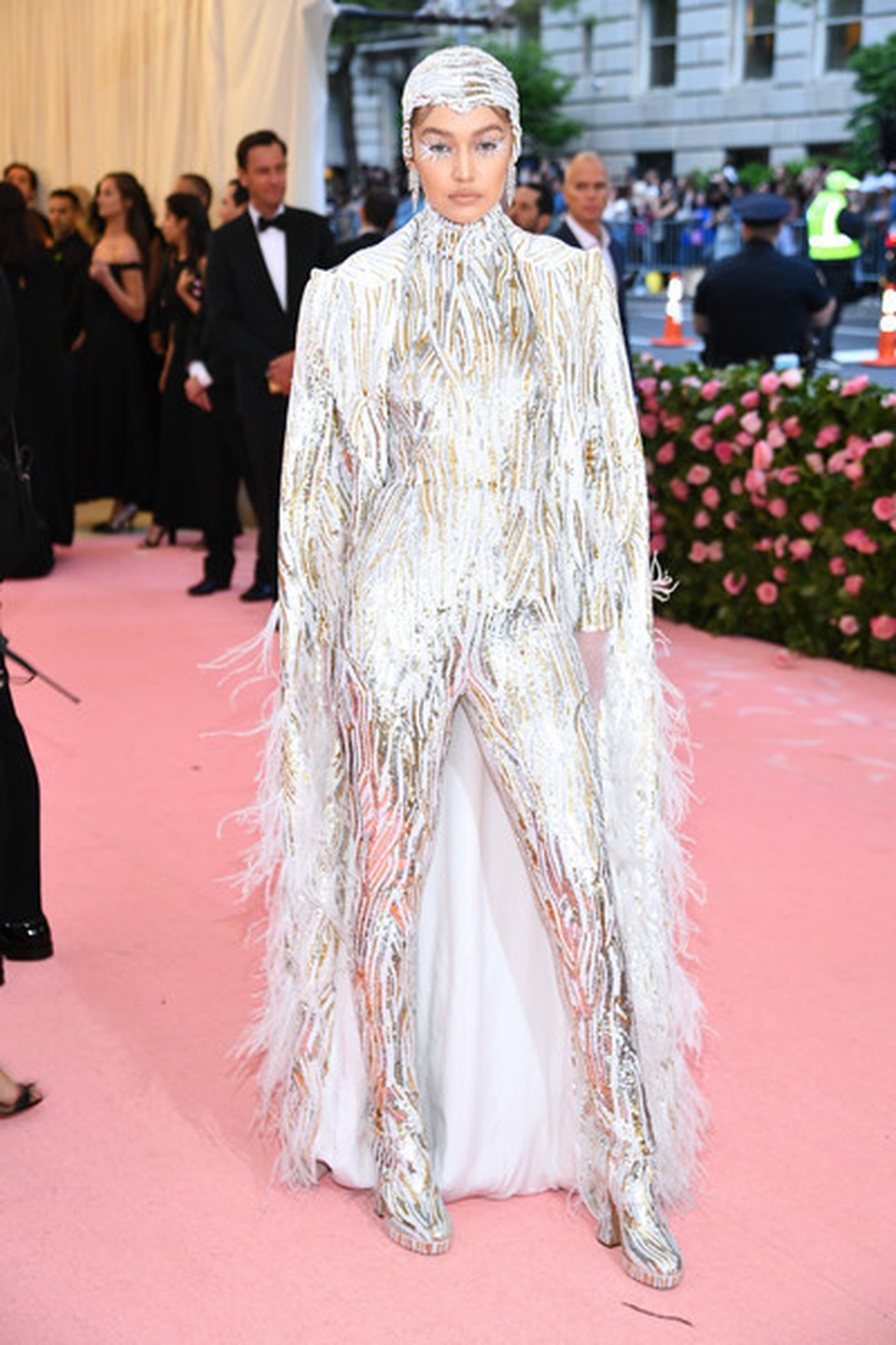 Cara Delevingne đội mũ gắn răng giả, vỏ chuối, trứng ốp dự Met gala - 9 Cara Delevingne đội mũ gắn răng giả, vỏ chuối, trứng ốp dự Met gala - 9