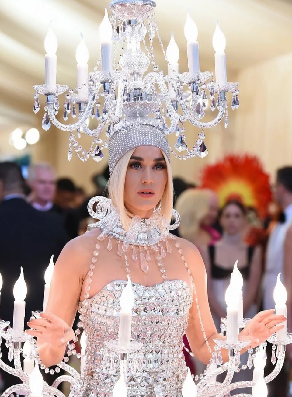Katy Perry mặc đèn chùm dự Met gala - 2 Katy Perry mặc đèn chùm dự Met gala - 2