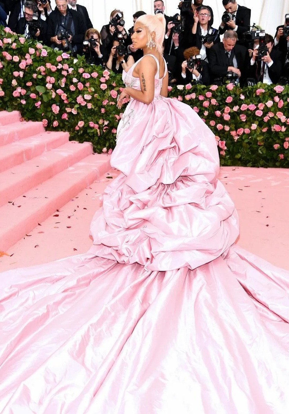 Nicki Minaj khoe ngực khủng tại Met gala - 5