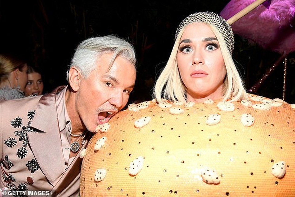 Hết mặc đèn chùm, Katy Perry lại mặc... bánh hamburger - 6 Hết mặc đèn chùm, Katy Perry lại mặc... bánh hamburger - 6